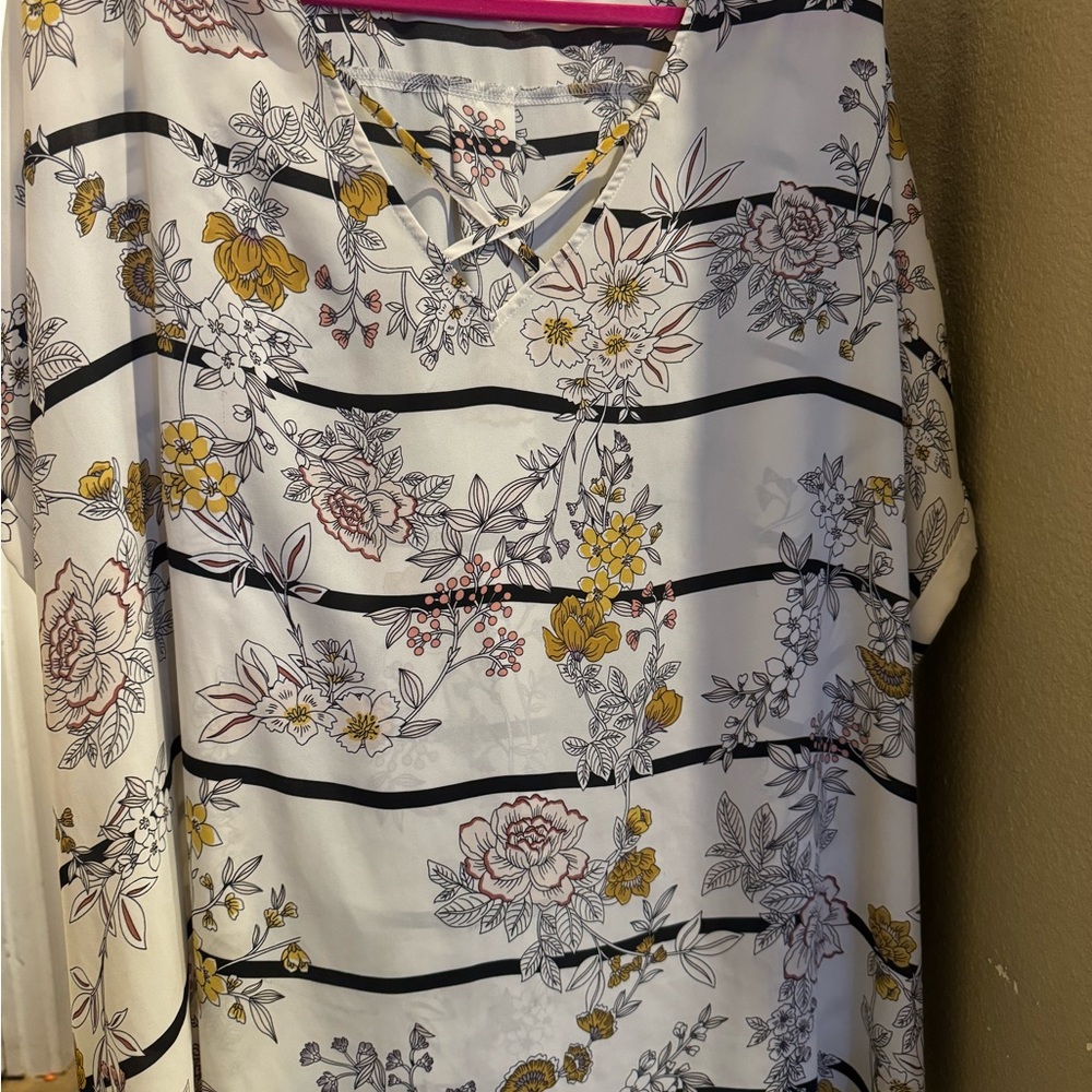 Maurices size 4 blossom blouse